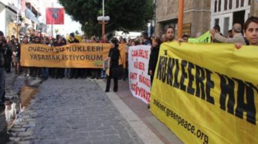 Nükleer Karşıtlarından Yürüyüş Ve Oturma Eylemi