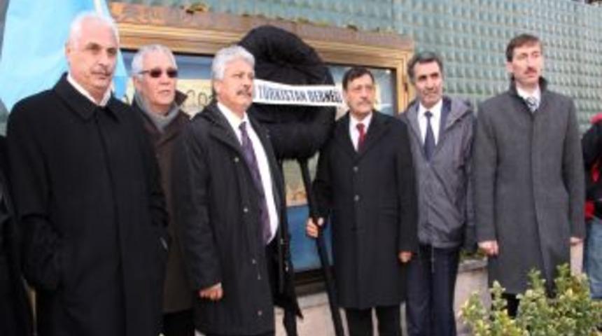 Doğu Türkistanlılar, Çin Büyükelçiliği Önüne Siyah Çelenk Bıraktı