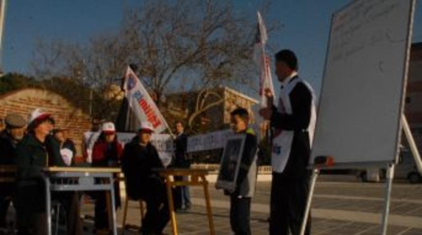 &Ouml;ğretmenlerden Tiyatrolu Protesto