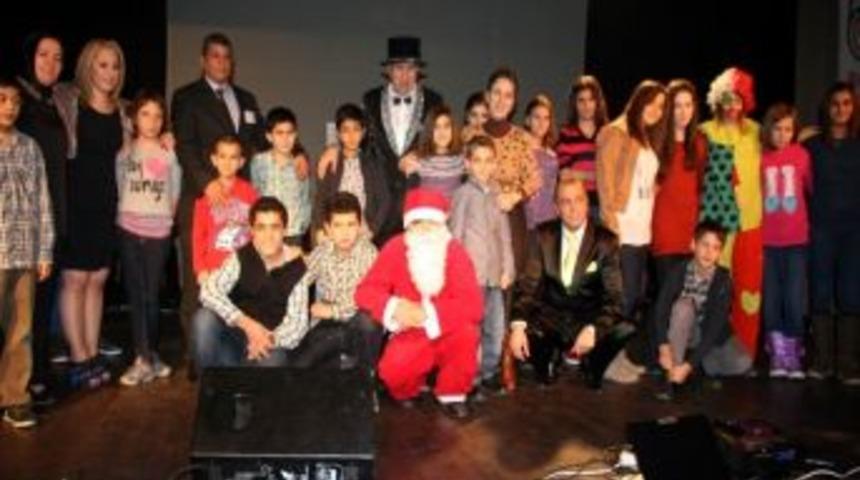 Barınma Evlerindeki &Ccedil;ocuklar Sihirbaz G&ouml;sterisiyle Eğlendi