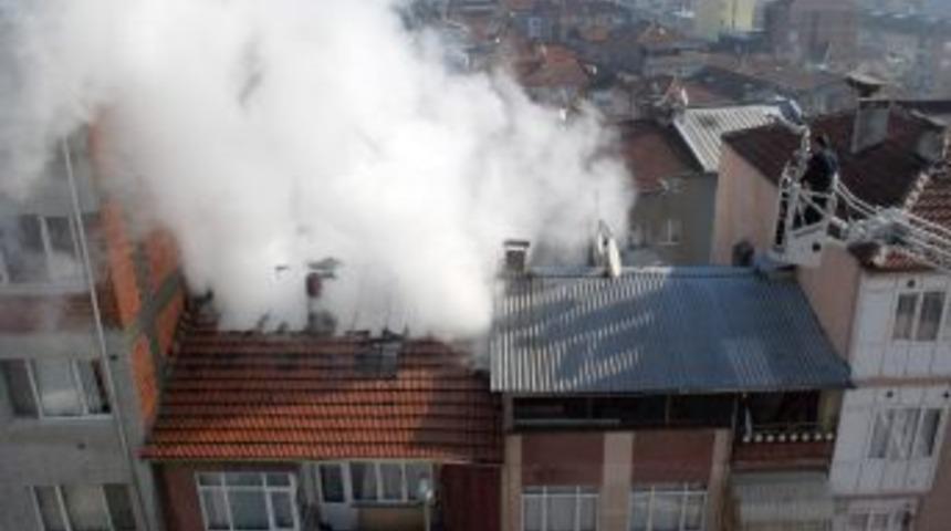 İzmit'te &Ccedil;atı Yangını Korkuttu