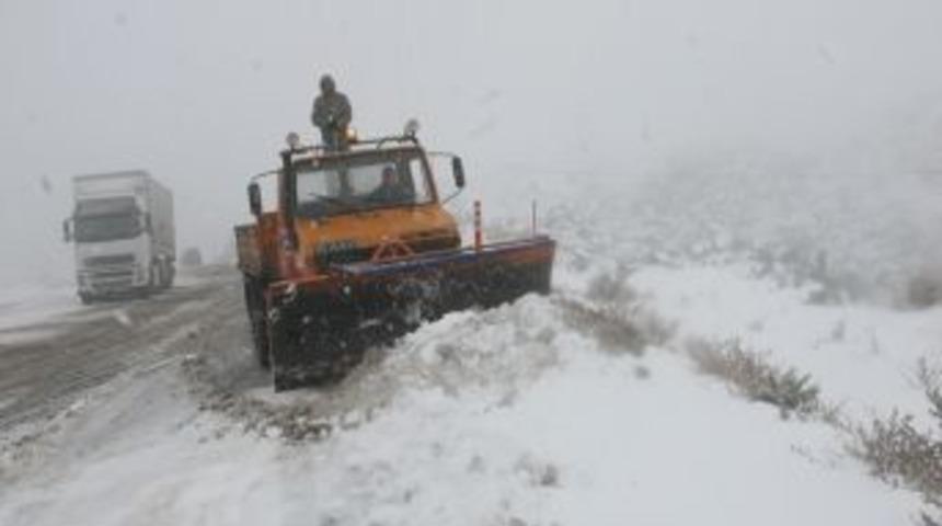 Iğdır'da Kar Yolları Kapadı, Ara&ccedil;lar Mahsur Kaldı
