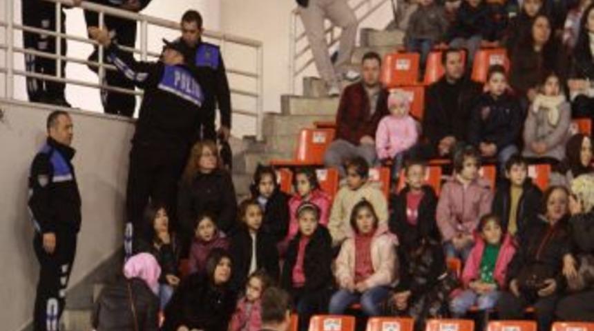 Toplum Destekli Polis, Yuvada Kalan 30 &Ccedil;ocuğu Sirke G&ouml;t&uuml;rd&uuml;