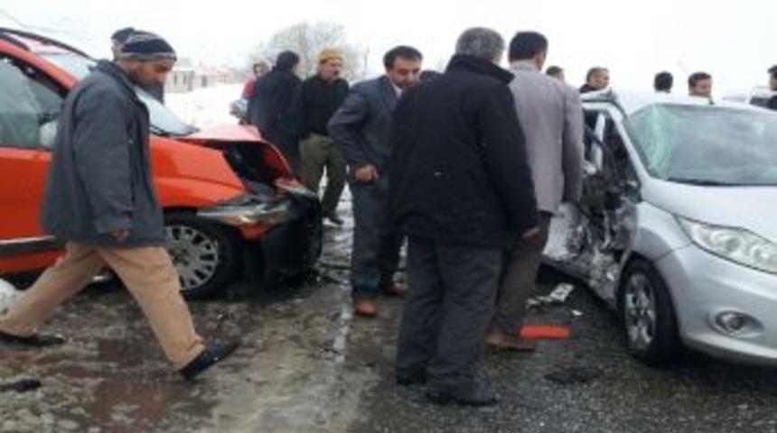 Gevaş&rsquo;ta Trafik Kazası: 8 Yaralı