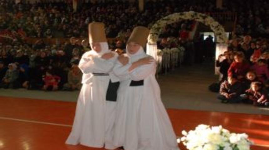 M&uuml;sl&uuml;man Olan Uruguaylı Anne Ve Kızının Sema G&ouml;sterisi B&uuml;y&uuml;ledi