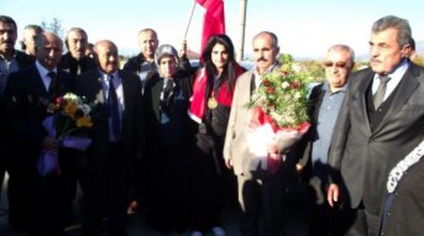 Şampiyon Kick Boks&ccedil;uya Memleketinde Coşkulu Karşılama