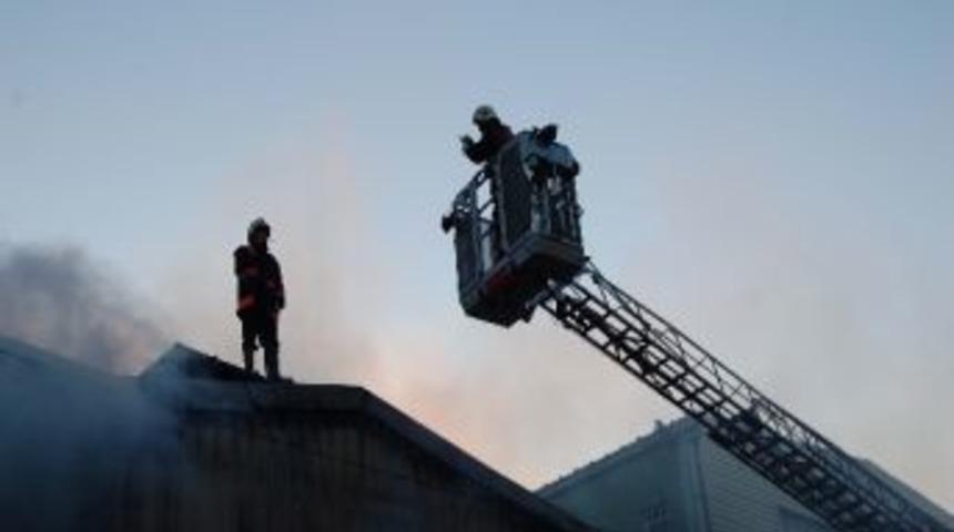 &Uuml;mraniye'de Kereste Deposu Yangında K&uuml;l Oldu