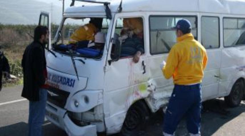Minib&uuml;ste Sıkışan Şof&ouml;r&uuml; Itfaiye Ekibi Kurtardı