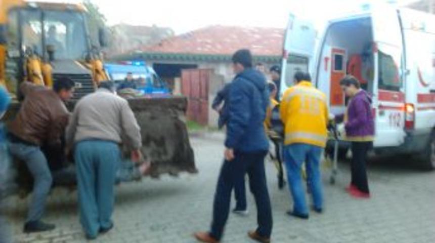 Yıktıkları Evin Altında Kaldılar