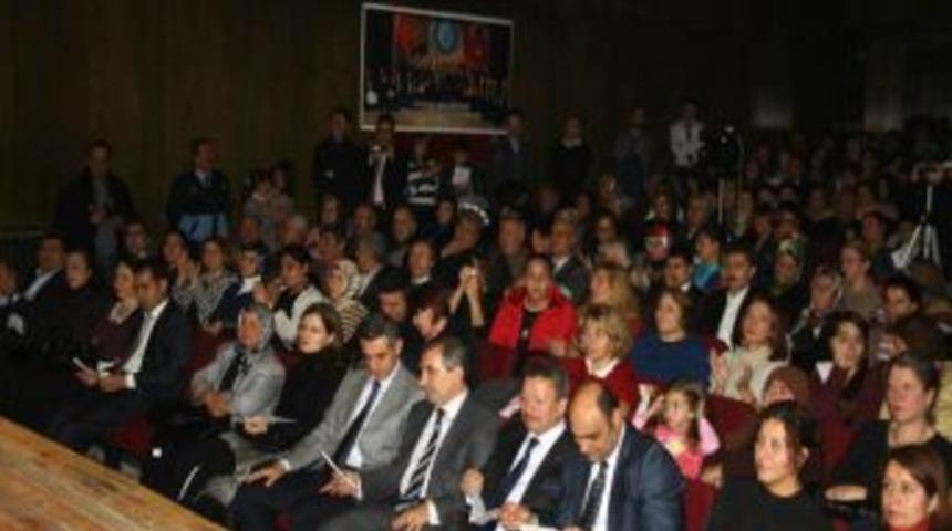 Nida T&uuml;fek&ccedil;i Korosu Yılın Son Konserini Verdi