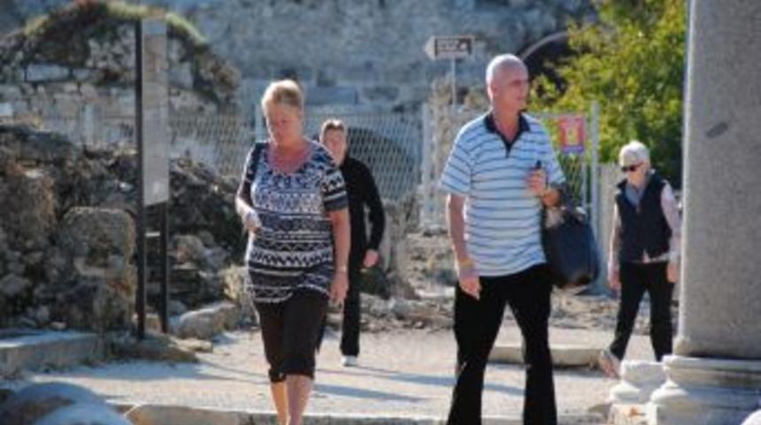 Turistler G&uuml;neşli Havada Doğa Y&uuml;r&uuml;y&uuml;ş&uuml; Yaptı