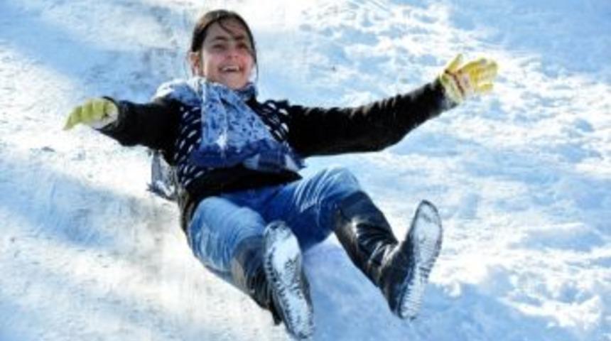 Kar'ın Keyfini Onlar &Ccedil;ıkarıyor...