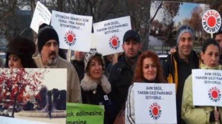 Taksim'deki Projeleri Protesto Eden Gruptan 'dilek Fenerli' Eylem