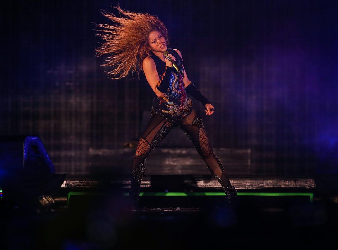 Шакира на сцене с микрофоном