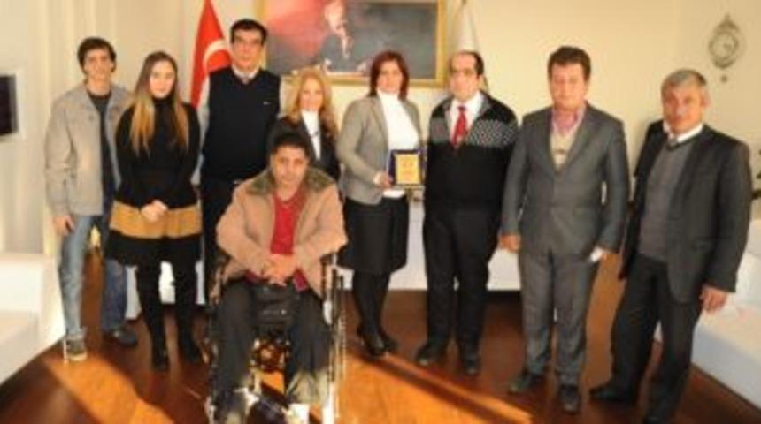 Engellilerden &Ccedil;er&ccedil;ioğlu'na plaket