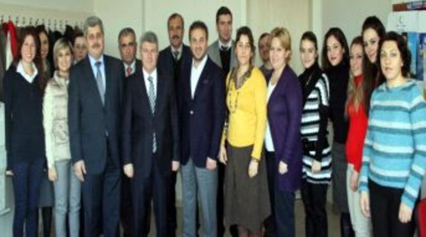 Hayırsever Işadamı, Yaptırdığı Okulun Ihtiya&ccedil;larını Da Karşılıyor