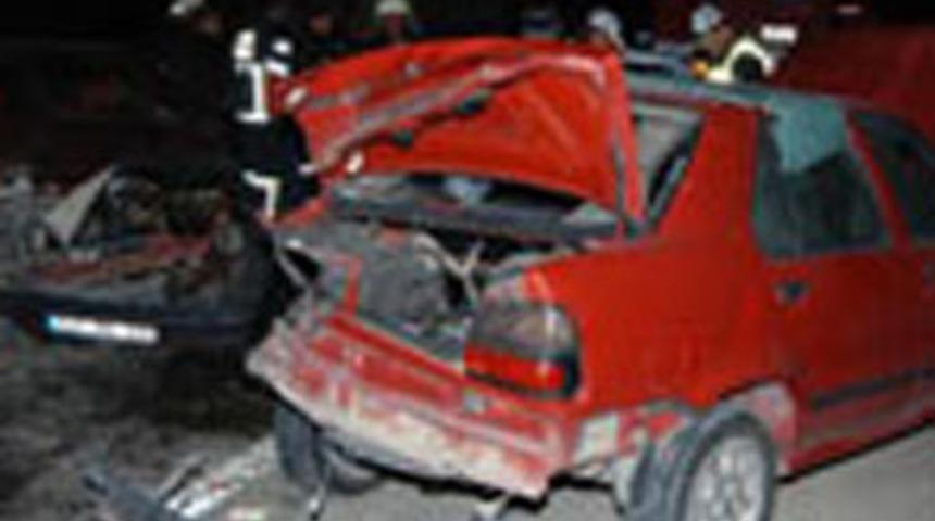 Emniyet şeridindeki otomobile &ccedil;arptı: 1 &ouml;l&uuml;