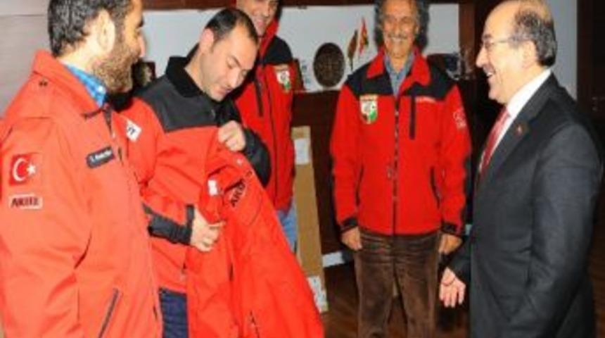 Başkan G&uuml;mr&uuml;k&ccedil;&uuml;oğlu&rsquo;ndan Akut&rsquo;a Malzeme Desteği