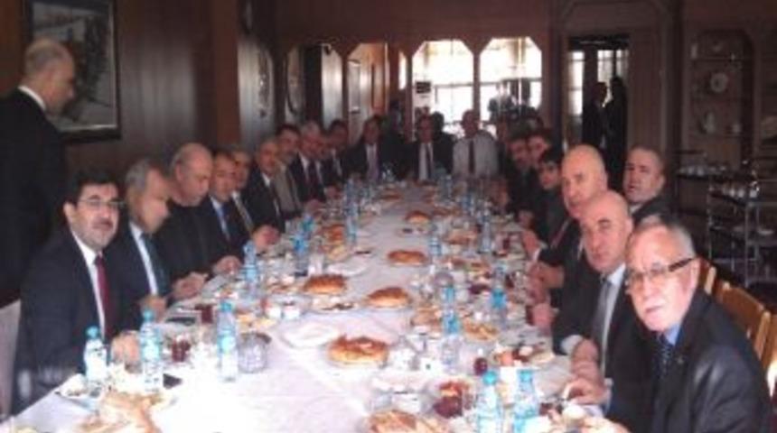 &Uuml;st&uuml;n, Arkadaşlarıyla Kahvaltıda Buluştu