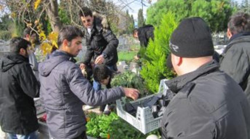 &Ouml;ğrenciler 'Okul Adam'ın Kabrini Ziyaret Etti