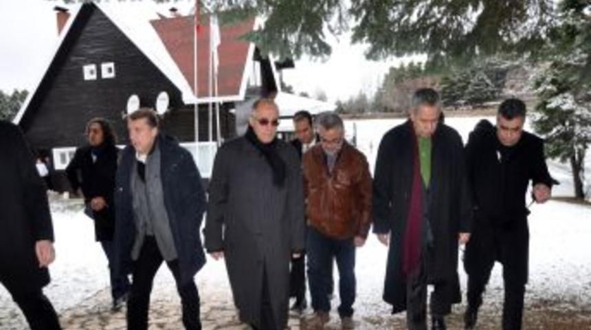 Arın&ccedil;, Buz Tutan G&ouml;lc&uuml;k Tabiat Parkı'nı Gezdi