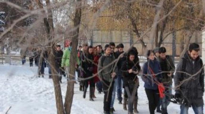 Erzurum&rsquo;da Fotoğraf&ccedil;ılar Soğuk Havaya Meydana Okudu