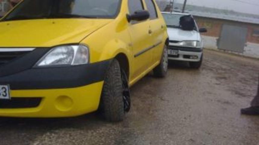 İnsan Tacirleri Jandarmayı G&ouml;r&uuml;nce M&uuml;lteciyi Seyir Halindeki Ara&ccedil;tan Attı