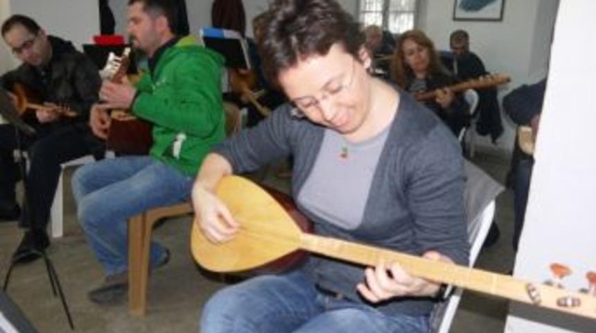 Ehem Hem Oynatıyor, Hem &Ccedil;aldırıyor