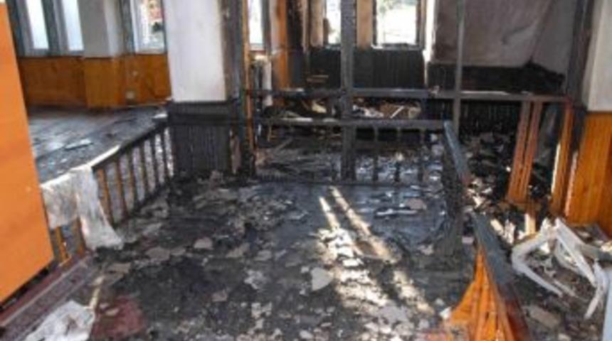 Portatif İtfaiye Aracı Camiyi K&uuml;l Olmaktan Kurtardı