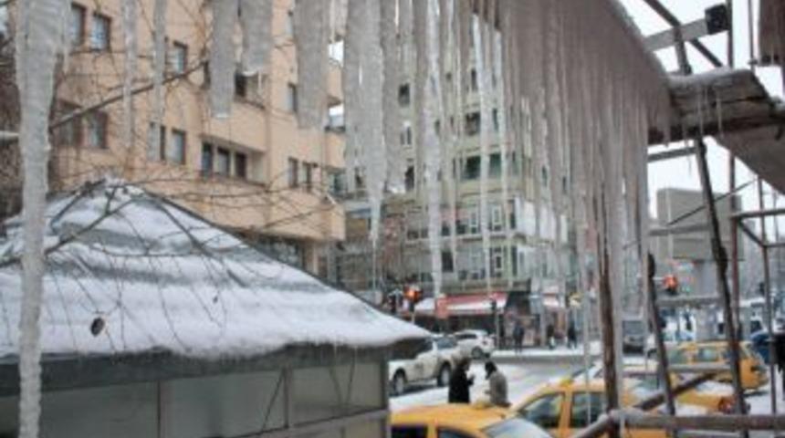 Kars&rsquo;ta Kış &Ccedil;etin Ge&ccedil;iyor, &Ccedil;atılarda Buz Sarkıtları Tehlike Sa&ccedil;ıyor