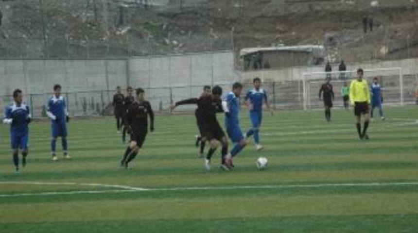 Y&ouml;neticiler Hakeme Saldırdı