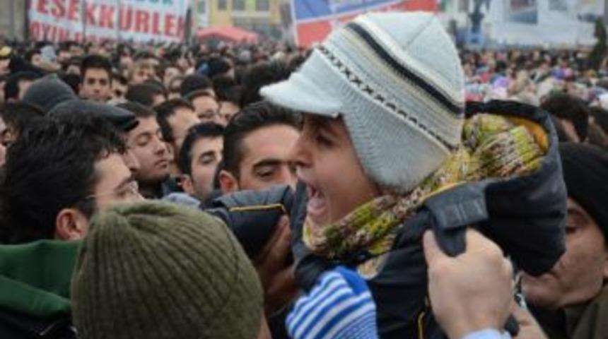 T&uuml;rbe &Ouml;n&uuml; Meydanı'nda, Başbakan Izdihamı