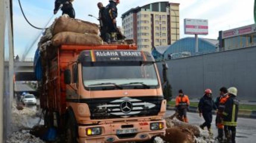 Pamuk Y&uuml;kl&uuml; Kamyonda Yangın &Ccedil;ıktı