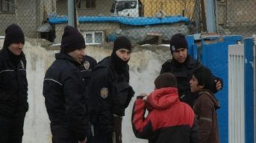 &Ccedil;evik Kuvvet Polisinin &Ccedil;ocuk Sevgisi