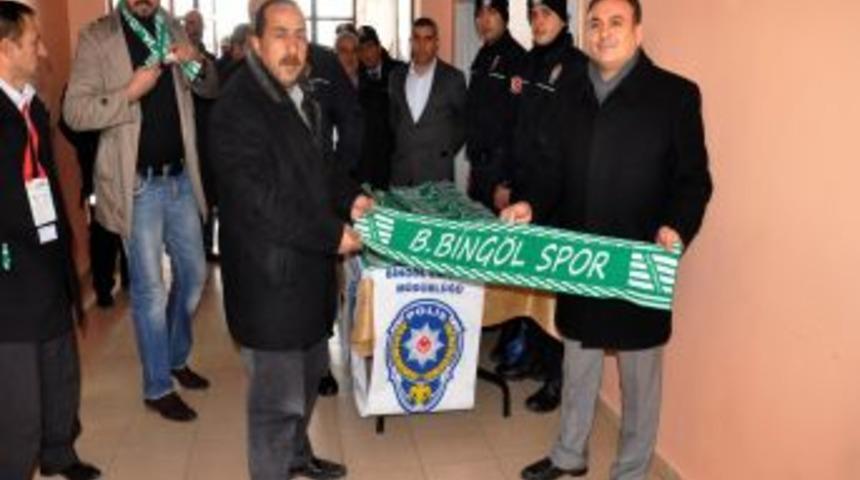 Bing&ouml;ll&uuml; Taraftarlara Bin Adet Atkı Dağıtıldı