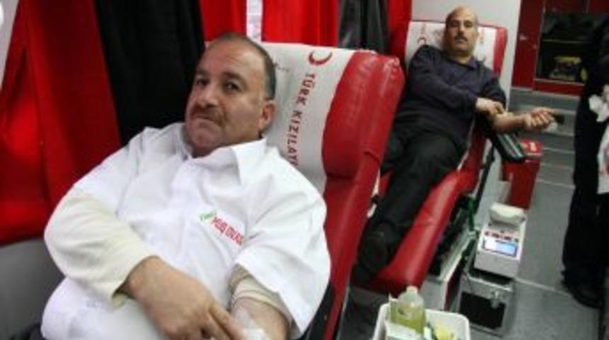 Hayvan Severlerden Kan Bağışı