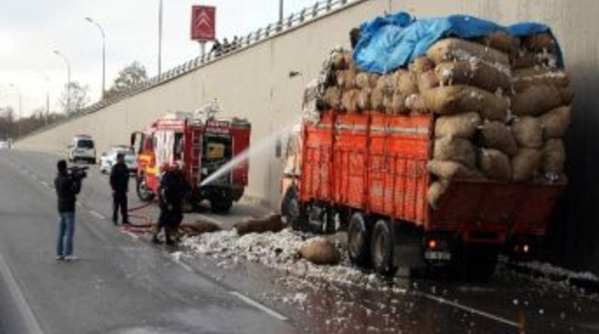 Pamuk Y&uuml;kl&uuml; Kamyonda &Ccedil;ıkan Yangın S&ouml;nd&uuml;r&uuml;ld&uuml;