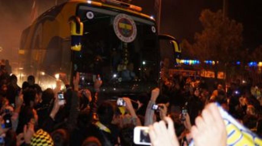 Fenerbah&ccedil;e, Tezah&uuml;ratlar Eşliğinde Samandıra'dan Arıldı