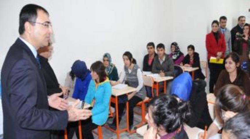 Vali Toprak Gen&ccedil;lerle Bir Araya Geldi