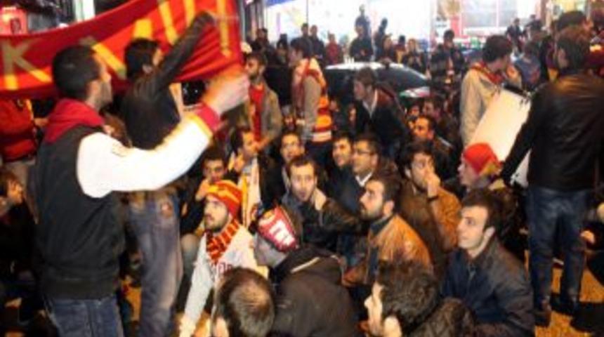 Galatasaraylılar, Fenerbah&ccedil;e Galibiyetini Kutladı