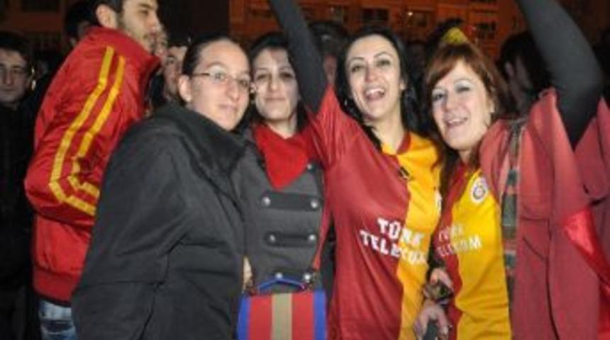 Galatasaraylı Taraftarlar Galibiyeti Kutladı