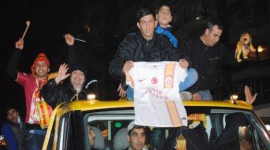 Galatasaraylılar Galibiyeti Kordon'da Kutladı