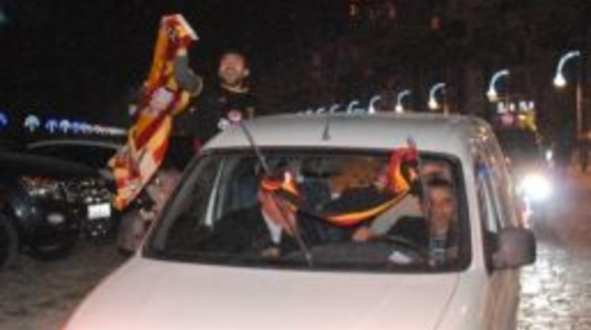 İzmir'de Galatasaray Taraftarları Galibiyeti Kutladı