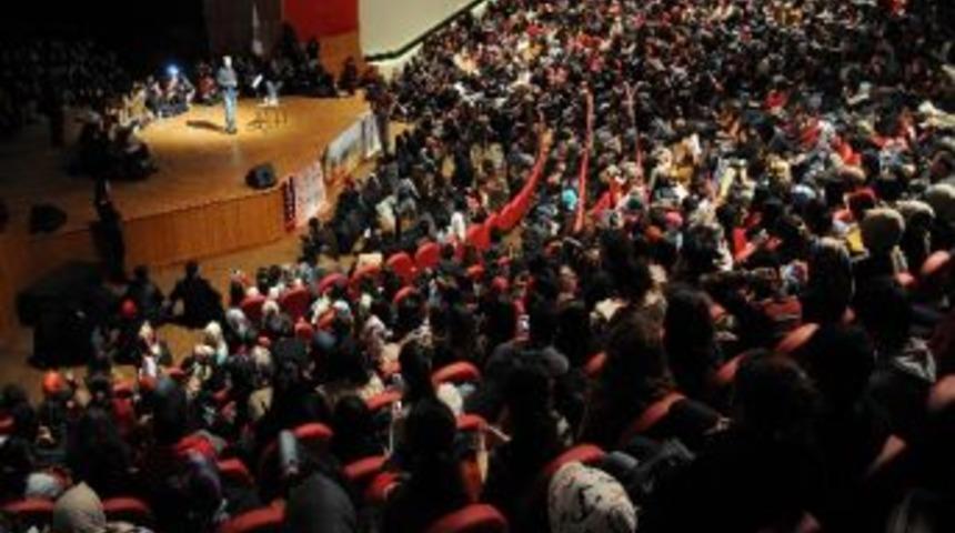 &Uuml;niversite &Ouml;ğrencileri Kahraman Tazeoğlu İle Şiire Doydu