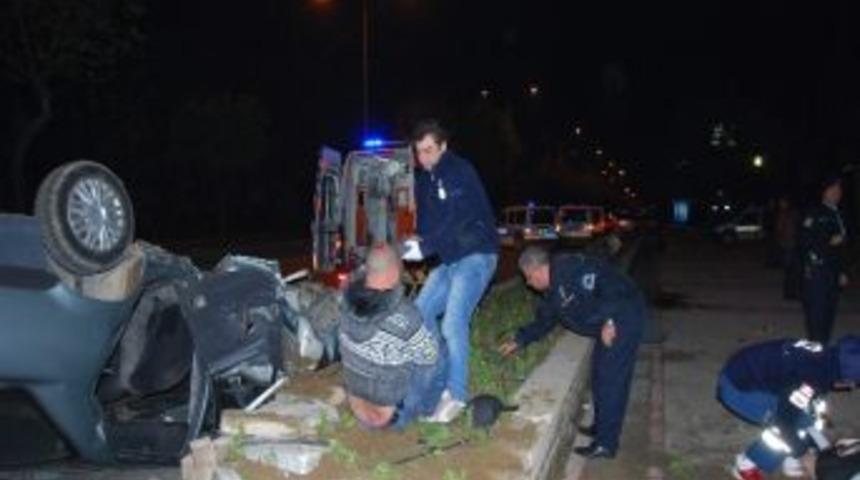 Karayolunda Can Pazarı, Emanet Ara&ccedil;la Kaza Ge&ccedil;iren Gen&ccedil;ler Ağır Yaralandı