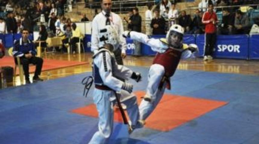 D&uuml;zce&rsquo;de D&uuml;zenlenen Batı Karadeniz Taekwondo Şampiyonası Nefes Kesti