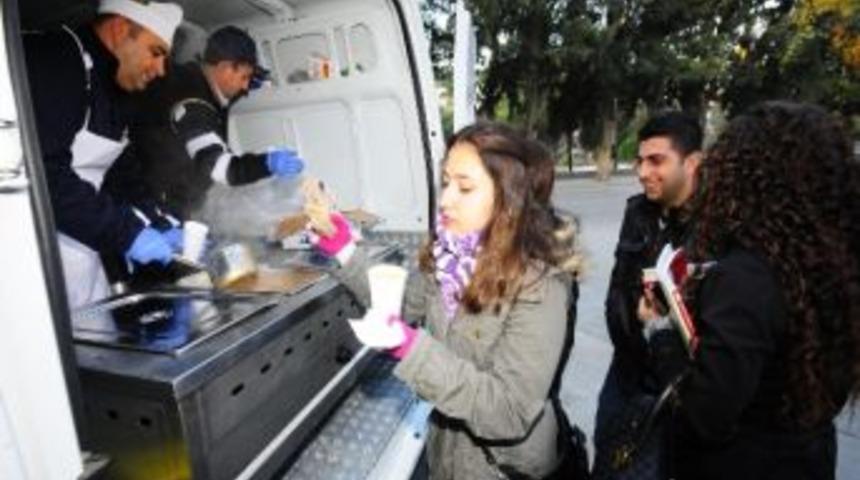 B&uuml;y&uuml;kşehir Belediyesi&rsquo;nden &Uuml;niversitelilere Sıcak &Ccedil;orba Hizmeti