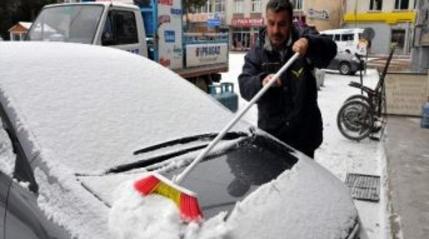 Suşehri G&uuml;ne Karla Başladı