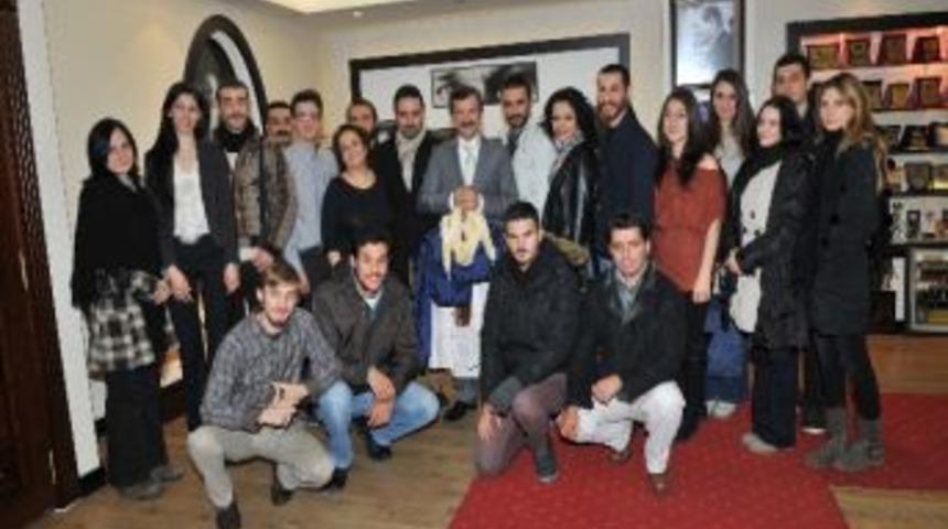 Efe Filminin Kost&uuml;m&uuml; Başkan Tatı&rsquo;ya Armağan Edildi