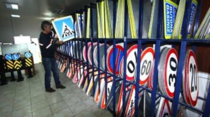 Trafik Levhaları Büyükşehir'den